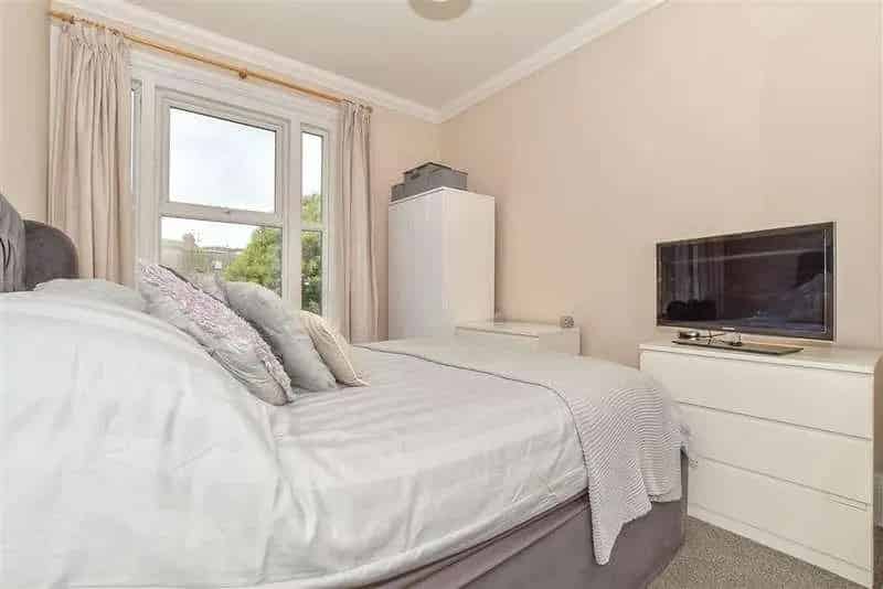2 bed flat for sale