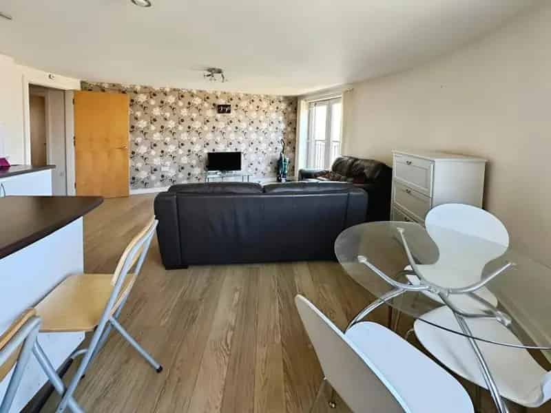 3 Bedroom Flat For Sale Near Salford Central