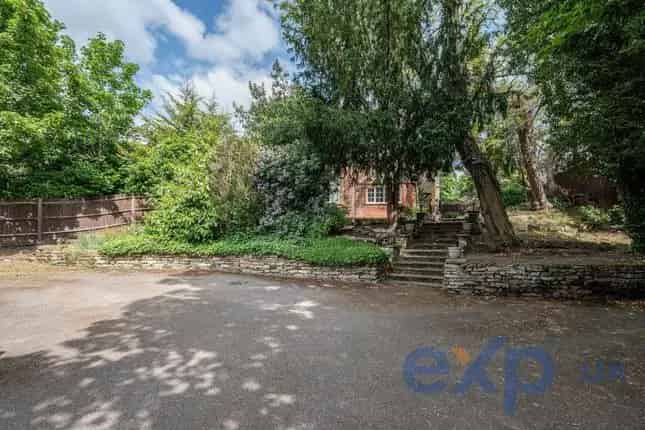 5 Bedroom Detached House Kingston Hill KT2