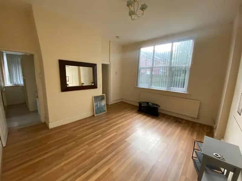 Studio to Rent - Modern Fitted Kitchen & Refitted Bathroom
