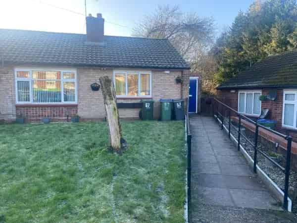 One Bedroom Bungalow with Modern Kitchen Walk in Shower and Private Garden