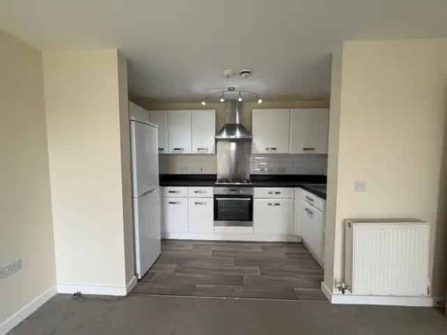 Modern 2-Bed Ground Floor Apartment with Parking