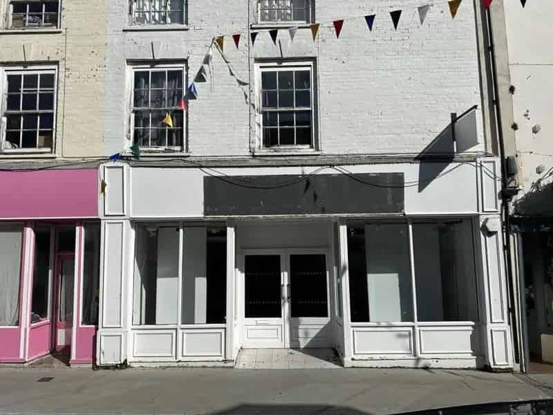 Holyrood Street Shop: Lock-up Retail Space with Large Display Area