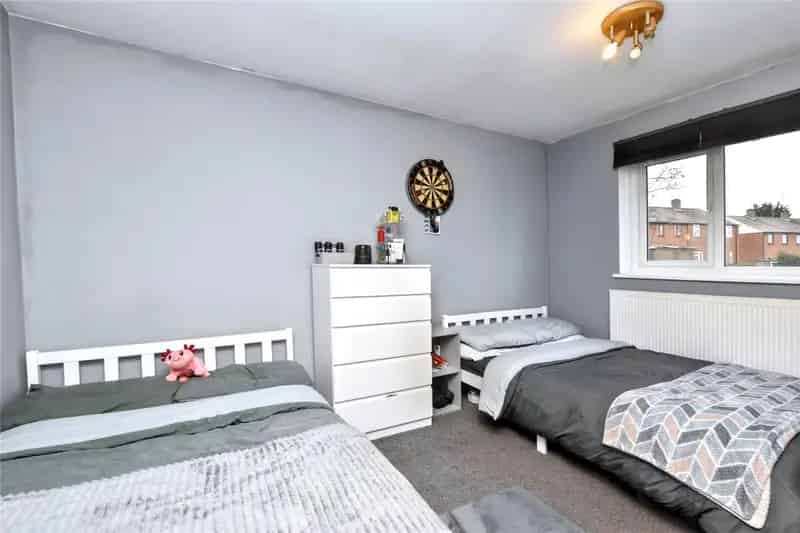 Spacious 3-Bed Terrace House Near Schools and Amenities