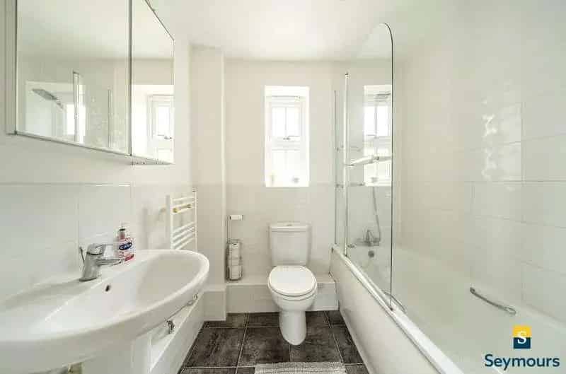 2 Bed Flat for Sale in Chilworth, Surrey
