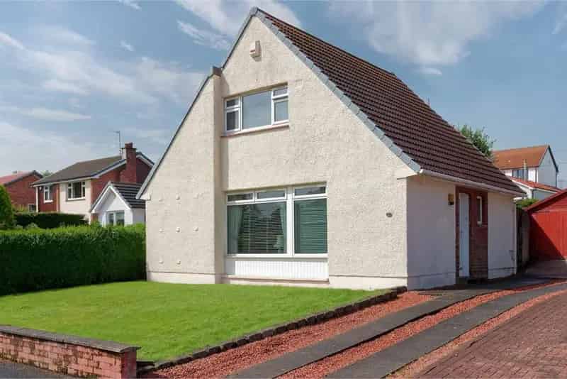 3 Bed Detached House with Garden and Garage - Requires Modernisation