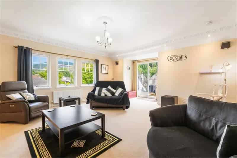 4 Bed House - Detached with 4 Reception Rooms