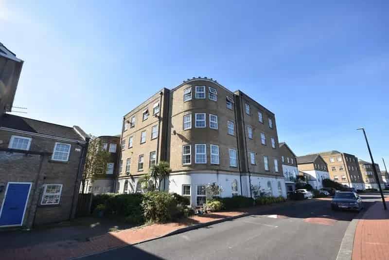 2 Bedroom Flat for Sale in Penarth Marina