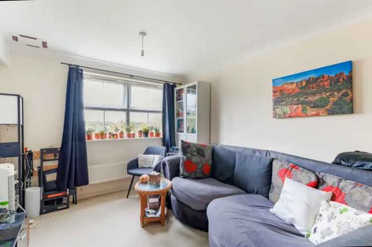 2 Bedroom Flat for Sale near Haywards Heath Station
