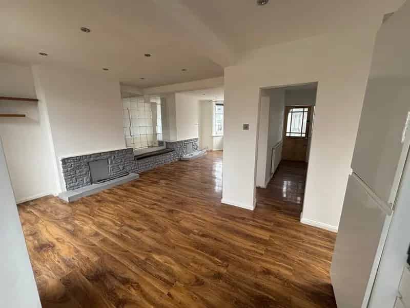 Spacious 3-Bed Semi-Detached House in Wednesbury