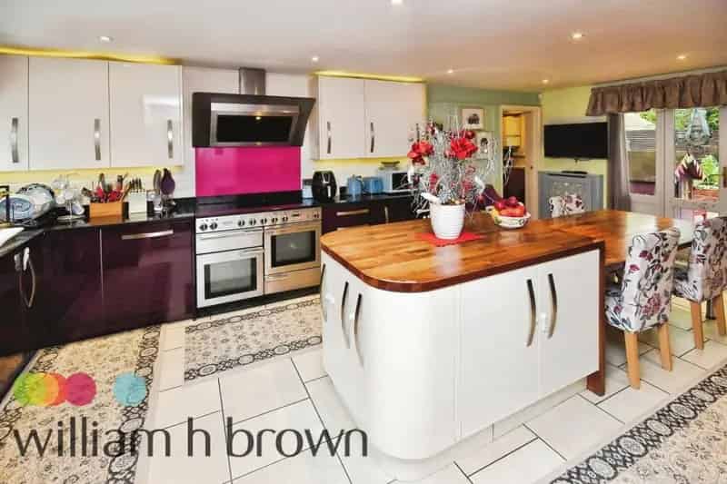 5-Bedroom House with 4-Bedroom Annex Ideal for Families