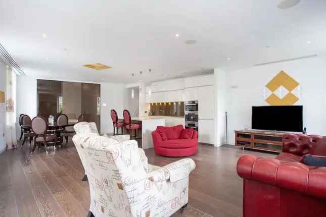 Flat to rent in Strand, London WC2R