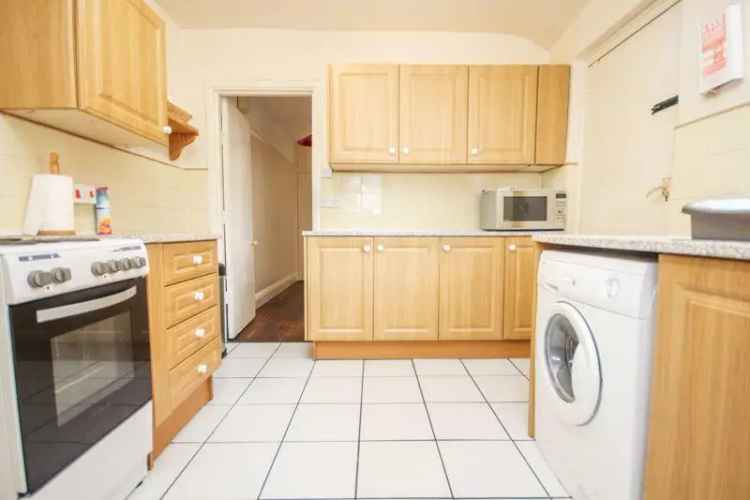 3 Bedroom Semi-Detached House for Students in Winton Bournemouth