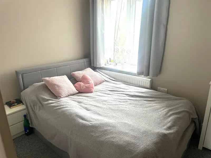 Modern 2 Bedroom Maisonette Near Town Center