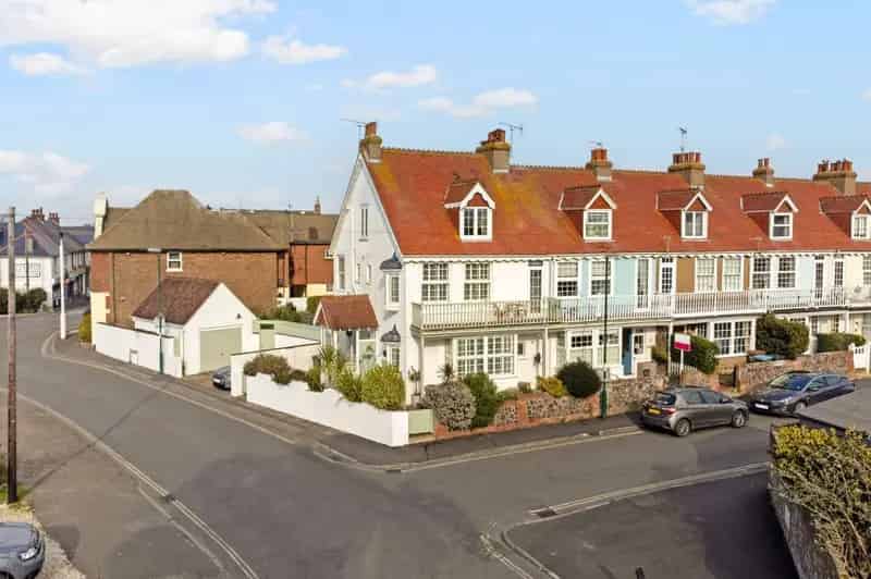 5 Bedroom Semi-Detached House For Sale Near Seafront