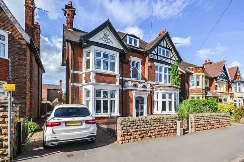 4 Bedroom Detached House to Rent