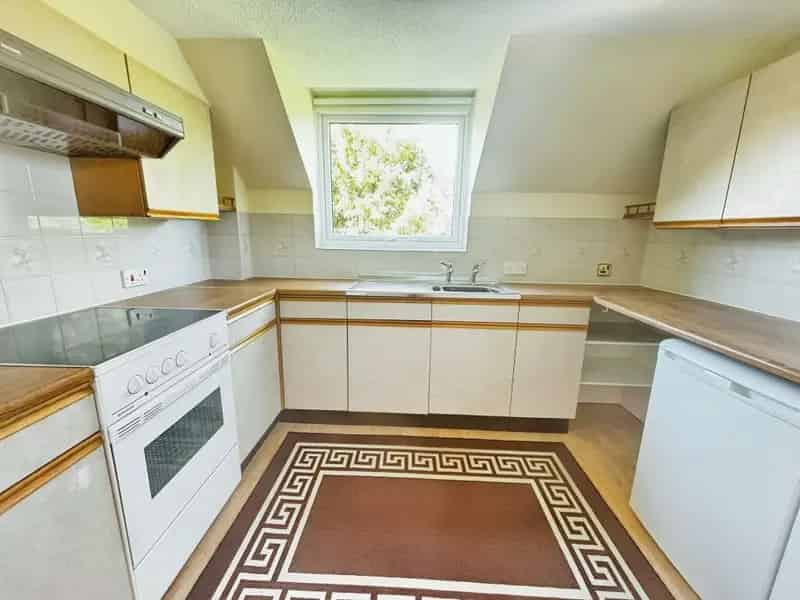 2 Bedroom Over 55s Apartment Near Basingstoke Town Centre