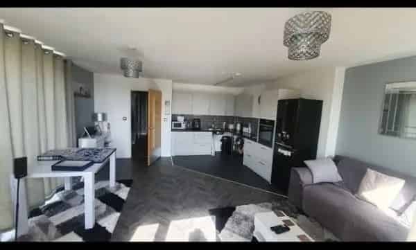 One Bedroom Disabled Adapted Flat with Balcony and Communal Garden