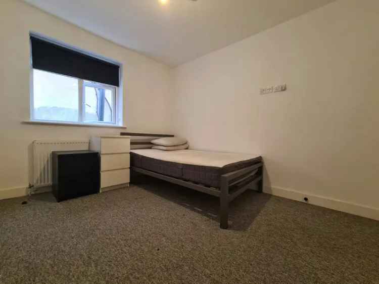  For Rent in Golders Green Road, London, England