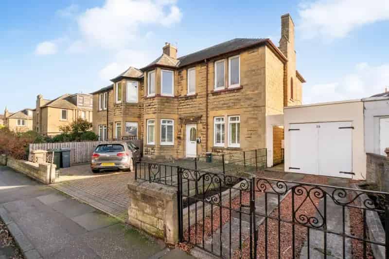 2 Bedroom Maisonette For Sale