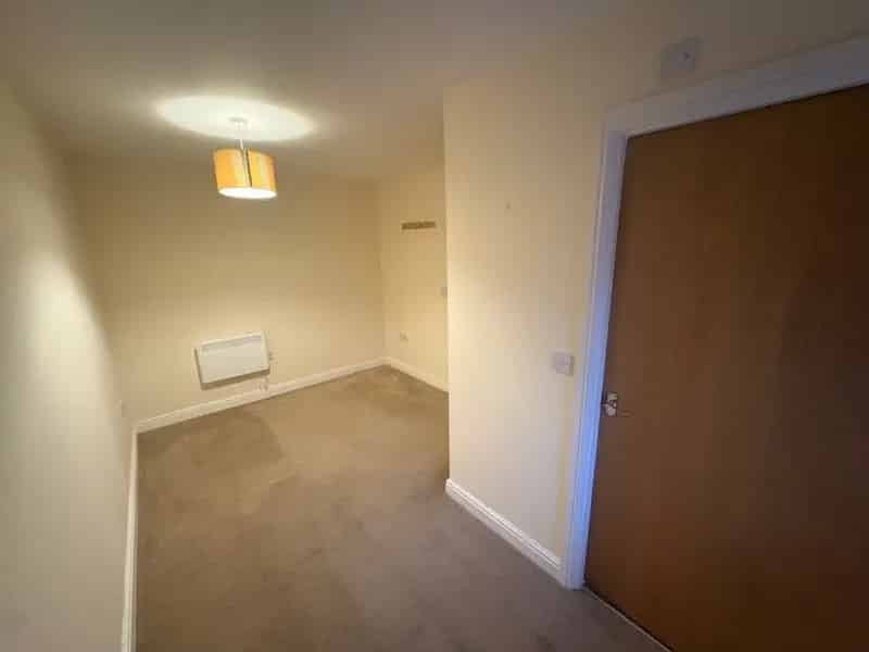 1 Bedroom Apartment in Swansea SA6 - Spacious Top Floor Flat with Parking