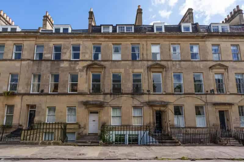 1 Bedroom Grade II Listed Georgian Garden Apartment For Sale