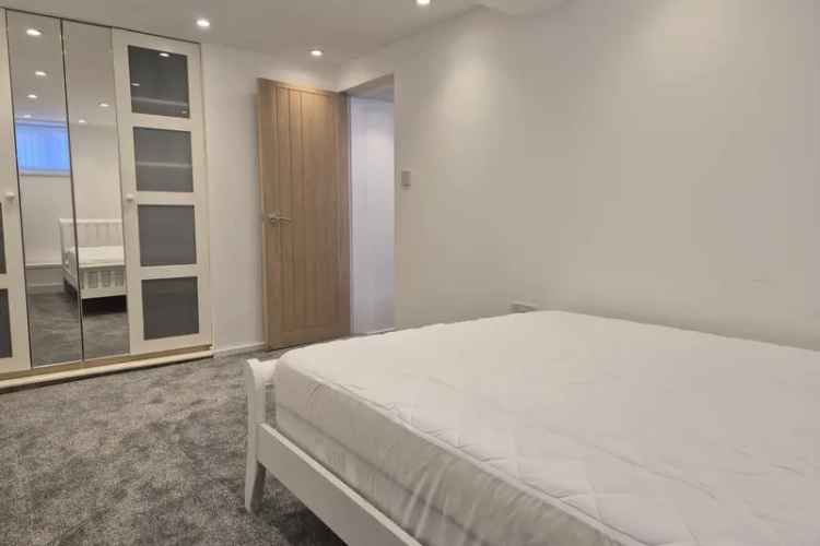 Newly Renovated One Bedroom Flat with Yard and Parking Zero Deposit Guarantee