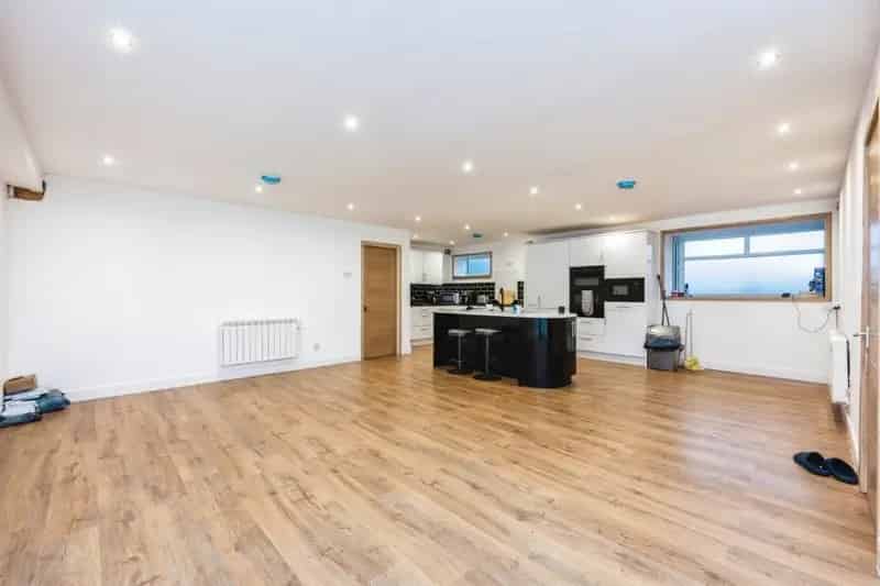 3 Bed 2 Bath Flat in Historic Bedford Theatre - Chain Free
