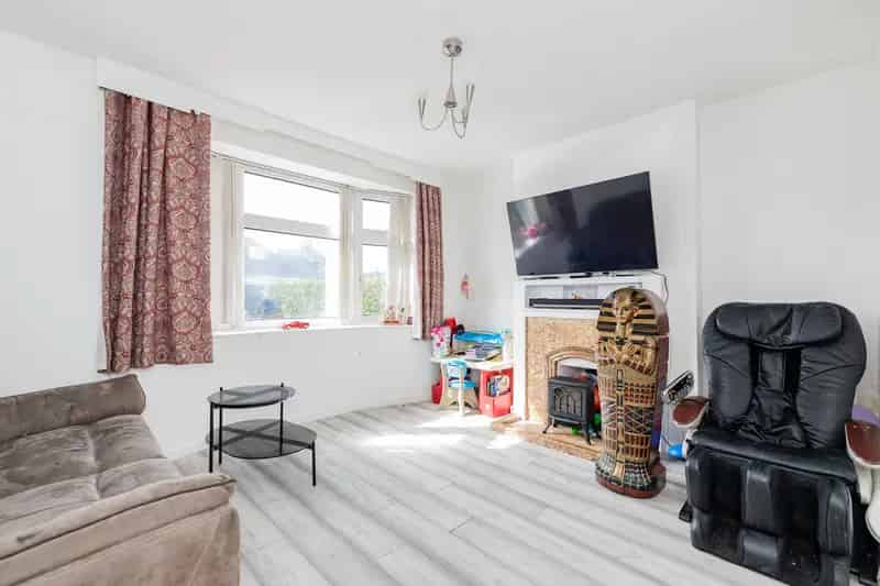 Semi Detached House Two Bedrooms Parking Popular Area