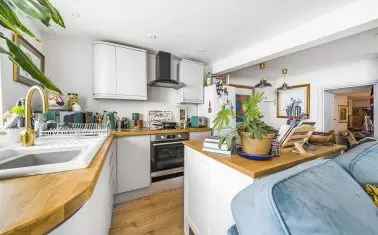 Totnes Town Centre Studio Flat - First Time Buyer or Investment Opportunity