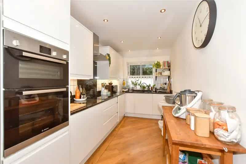 4 Bedroom Terraced House for Sale Near Schools and Sea
