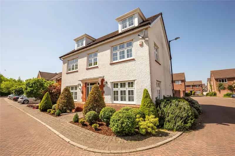 6 Bedroom Detached House for Sale