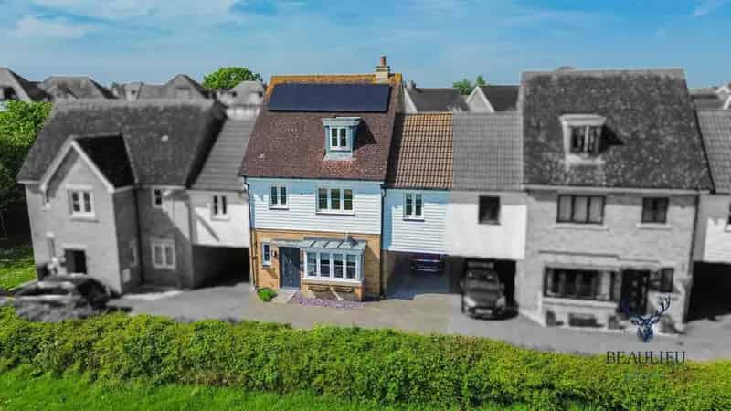 4 Bedroom Link Detached House for Sale
