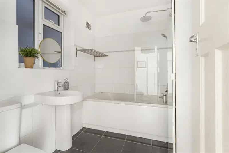 2 Bed Flat for Sale Ground Floor Apartment Garage Modern Kitchen