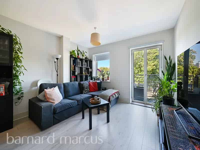 2 Double Bedroom Flat near Richmond Park with Balcony and Parking