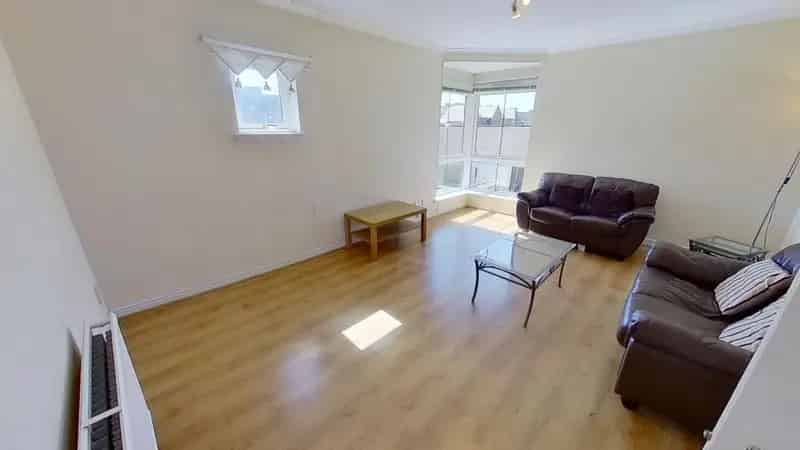 2 Bedroom Flat to Rent Glasgow East End Private Parking