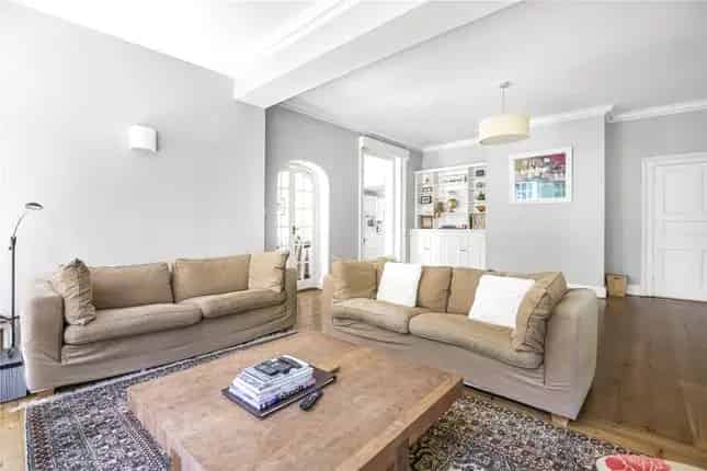 5 Bedroom Semi-Detached House for Sale in Oakleigh Park North