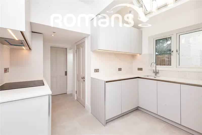 2 Bedroom Flat Modern Development Furnished Garden EPC C