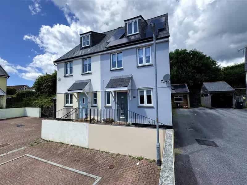 3 Bedroom Semi-Detached House with Sea Views for Sale