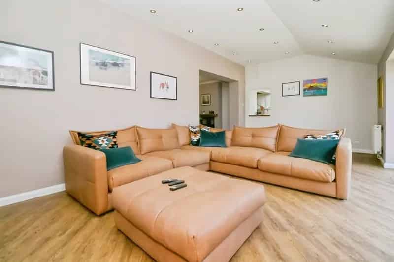 3 Bedroom Semi Detached House Extended Driveway Garage Modern Kitchen