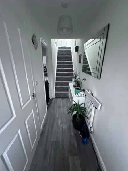 Large 2-Bed House with Garden and Parking