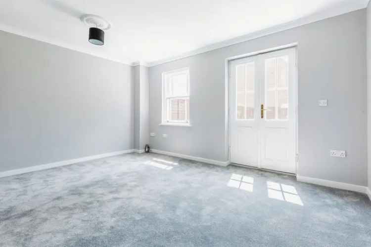 3 Bedroom Townhouse Near Amenities - No Chain