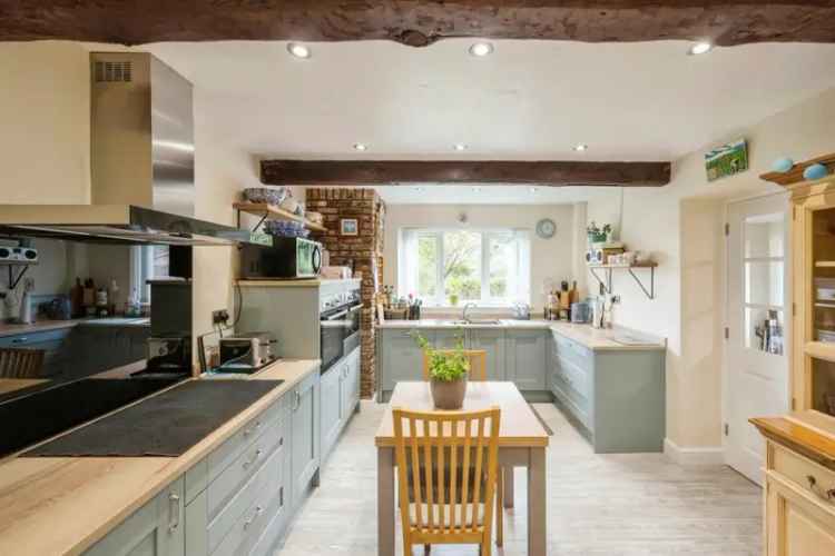 Family Home with Multiple Bedrooms, Conservatory and Garage