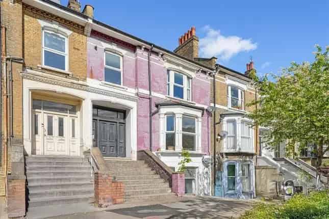 Property for sale in Alkham Road N16