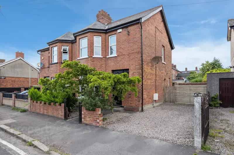 Bay Fronted Semi Detached Villa Three Bedrooms Close To Amenities
