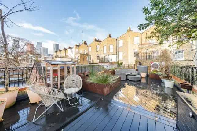 5 Bedroom Victorian House for Sale in Oval London