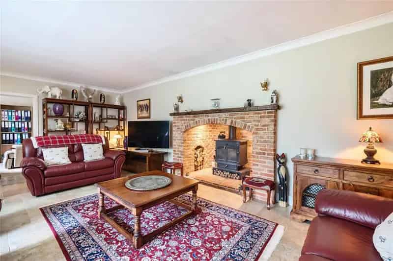10-Acre Single-Storey Home with 4 Bedrooms and Modern Amenities