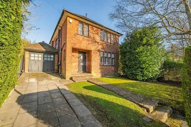 4 Bedroom Detached House for Sale in Hampstead Garden Suburb