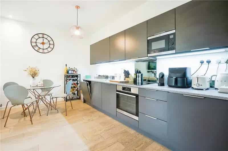 River Thames Garden Apartment  Two Double Bedrooms En Suite