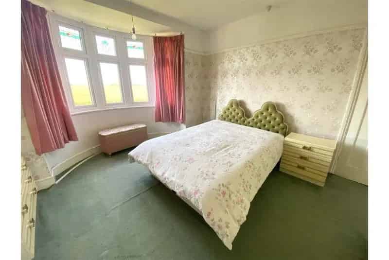3 Bed Semi-Detached House For Sale Needs Modernisation